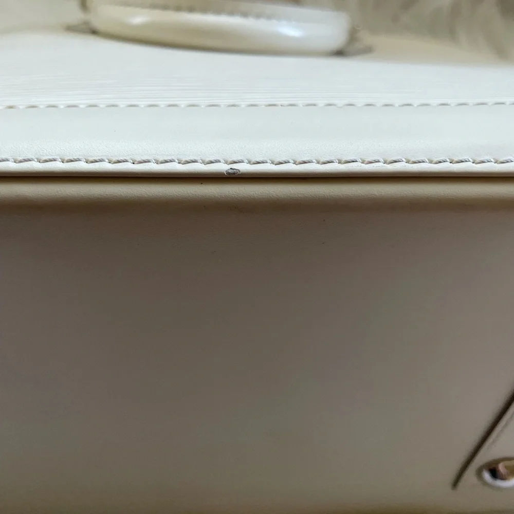 Louis Vuitton Alma Handbag in Cream